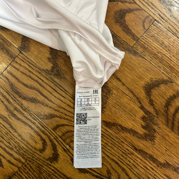 Women’s Guess White Bodysuit. - Picture 7 of 13